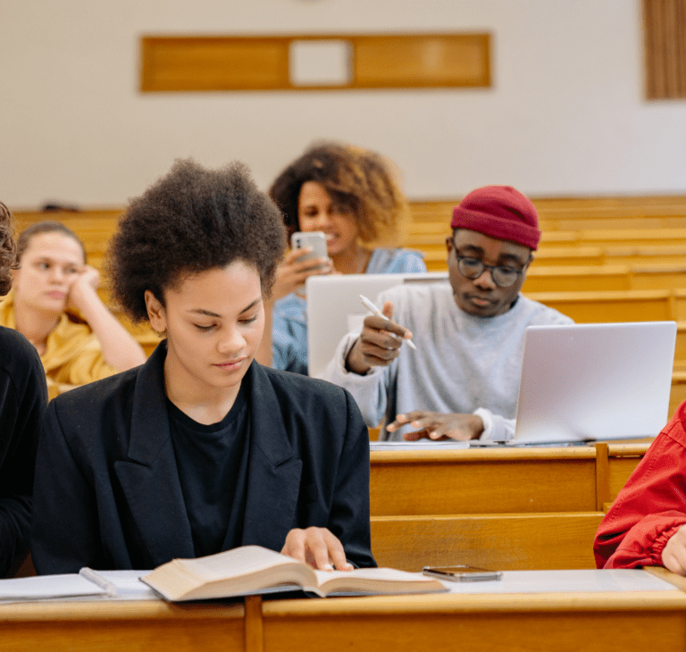 Groupe d'adultes en situation d'apprentissage