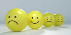 Balles jaunes illustrant différentes émotions