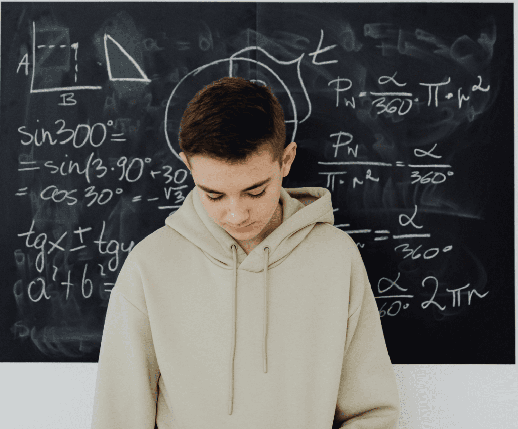 Enfant devant un tableau couvert de calculs