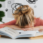 Femme dépassée, confusion mentale symbolisée