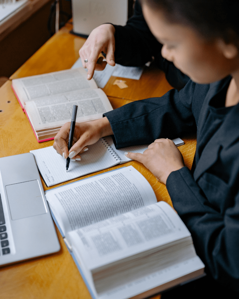 Étudiants révisant ensemble avant un examen
