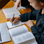 Étudiant prenant des notes