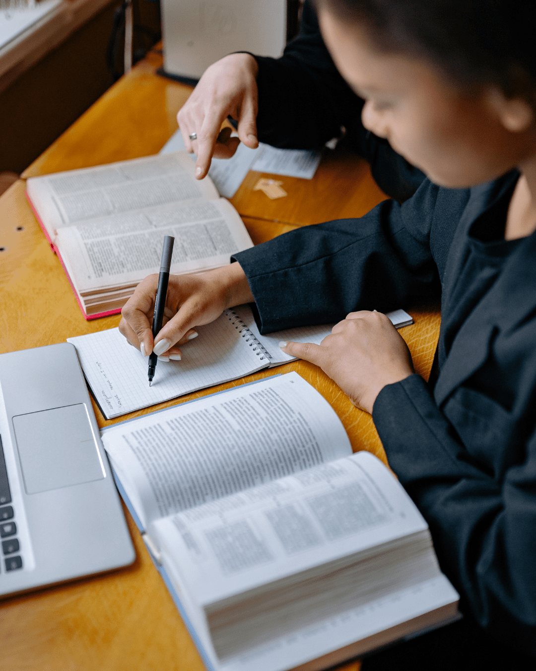Étudiant prenant des notes