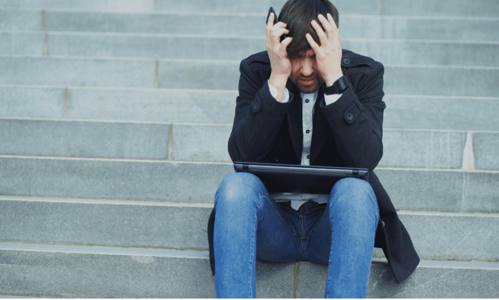 Personne stressée, la tête dans les mains